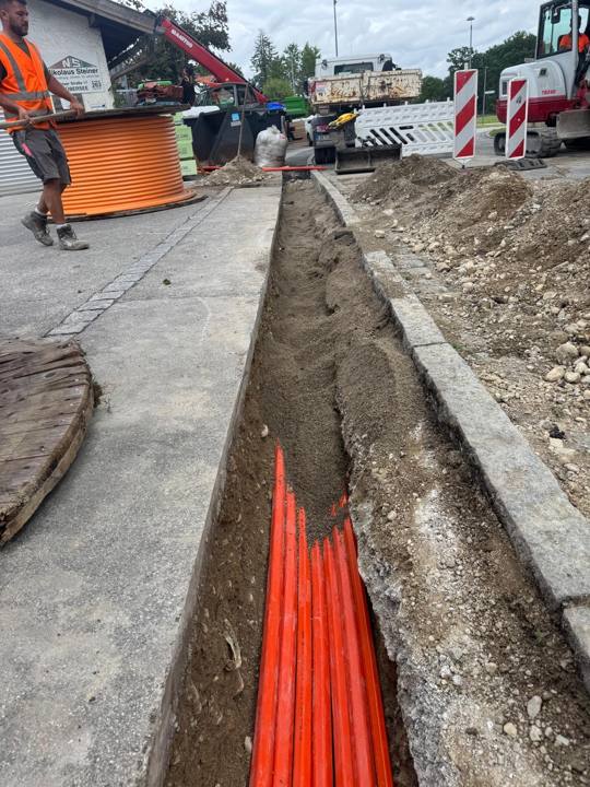 Route with protective ducts in the pavement